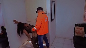 I Get Fucked By The Delivery Man In Erotic Lingerie, He Sees Me And Fucks Me, And I Suck His Dick. Submissive Girl Recorded With Hidden Camera