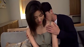 A Hot And Natural Tits Beauty Gives A Blowjob And Gets Fucked Hard!