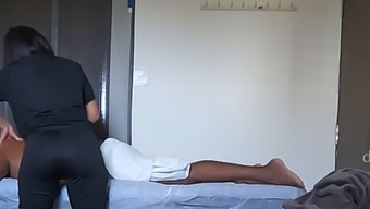 Erotisk Massage Givet Af Manipuri Kvinde I Indisk Spa